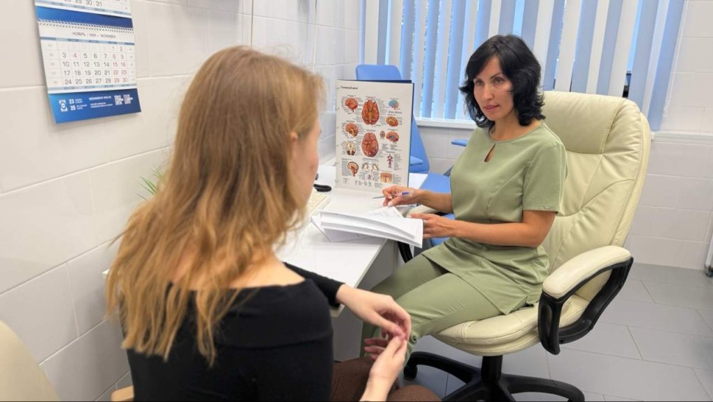 Врач-психиатр, психотерапевт Лазуткина Анна Александровна на приеме с пациентом 