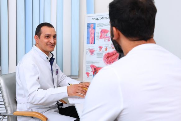 Врач уролог-андролог Тамазян К.В. с пациентом