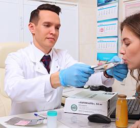 Врач-гастроэнтеролог Усов П.В. выполняет исследование